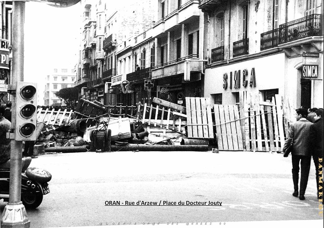 RA d- 04- Place du Docteur Jouty- barricades.JPG